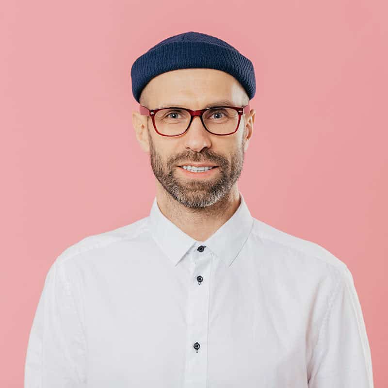 satisfied bearded young man looks confidently at c U34MVYK